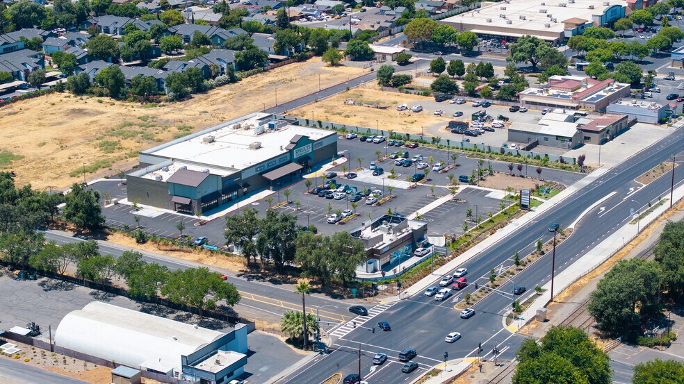 1434-1454 E Main St, Woodland, CA à louer - Photo de l’immeuble – Image 2 sur 11