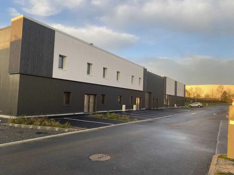 Local d'activités dans Cormelles-le-Royal à vendre - Photo de l’immeuble – Image 2 sur 6