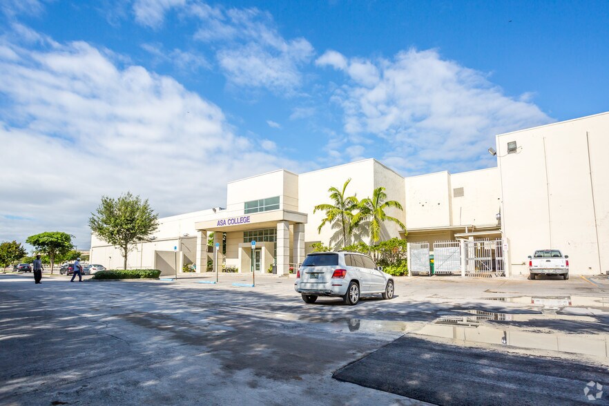 500-530 W 49th St, Hialeah, FL à louer - Photo de l’immeuble – Image 3 sur 7
