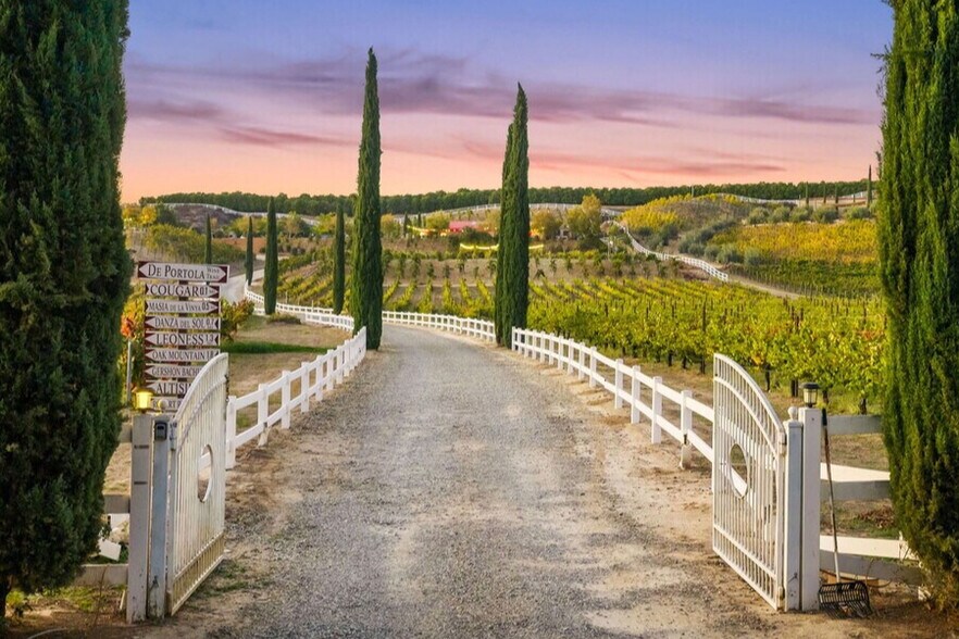 39750 De Portola Rd, Temecula, CA à vendre - Photo de l’immeuble – Image 2 sur 28