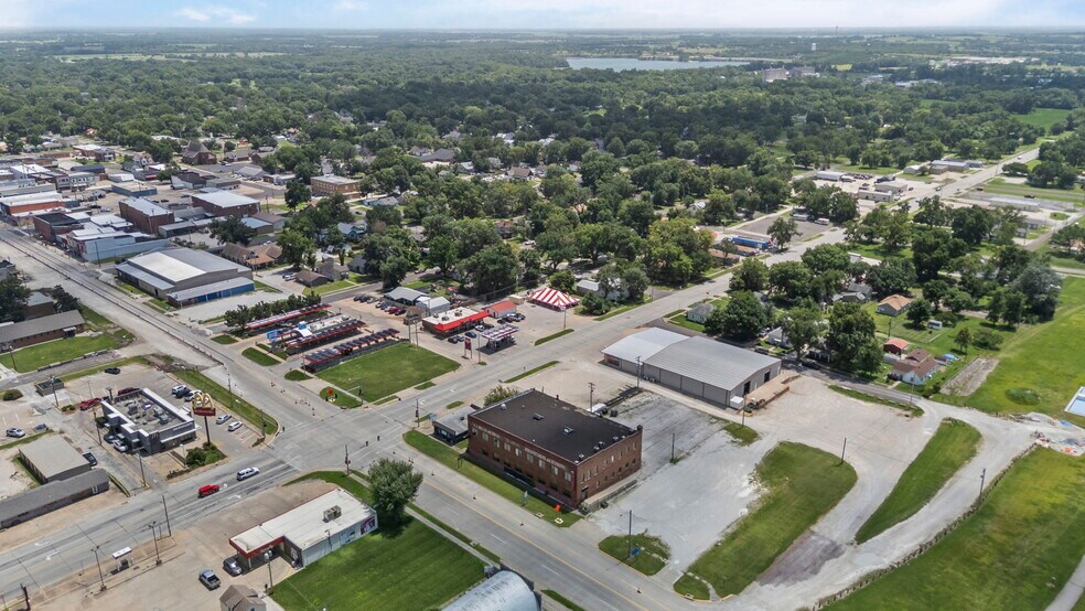 415 W Madison Ave, Iola, KS à vendre - Photo de l’immeuble – Image 3 sur 84