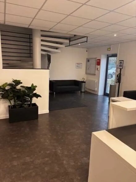 Local d’activités dans Noisy-le-Grand à louer - Photo de l’immeuble – Image 3 sur 12