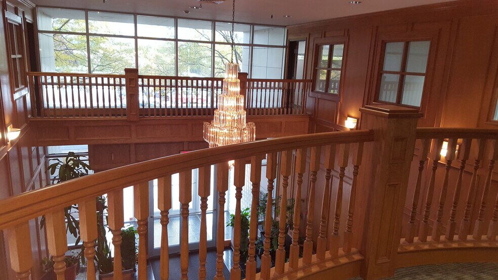1607 E Big Beaver Rd, Troy, MI à louer - Photo intérieure – Image 3 sur 16