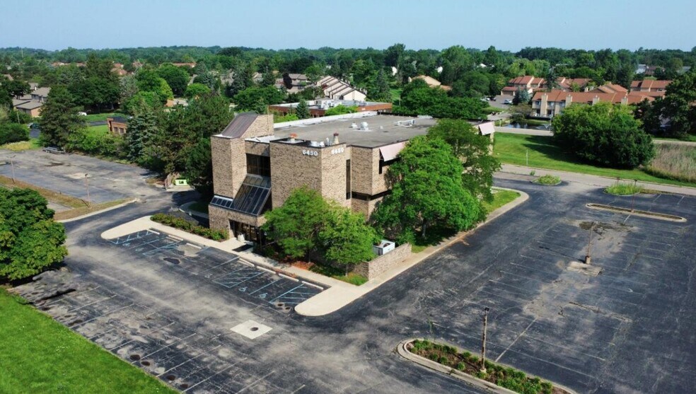 6450 Farmington Rd, West Bloomfield, MI à louer - Photo de l’immeuble – Image 1 sur 15