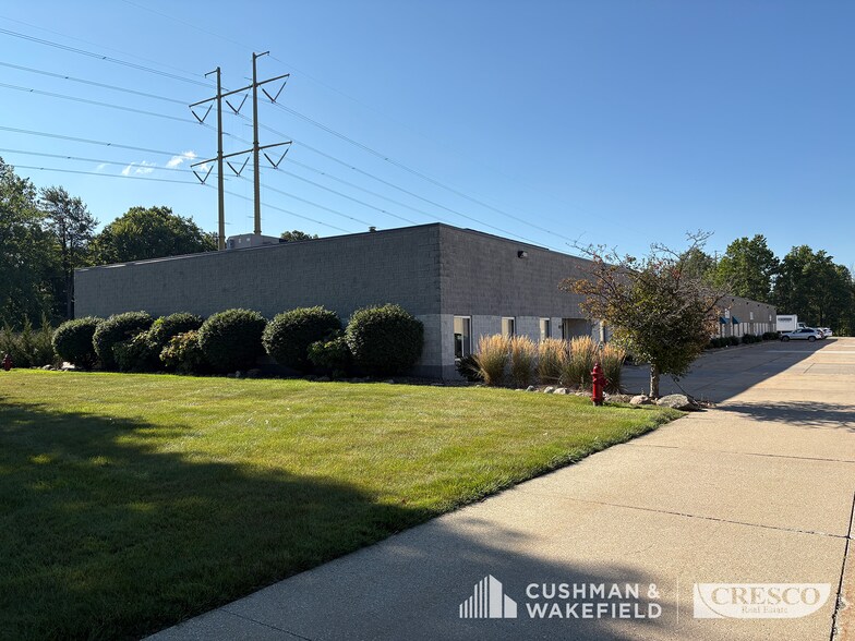 601 Towpath Rd, Broadview Heights, OH à louer - Photo de l’immeuble – Image 1 sur 2