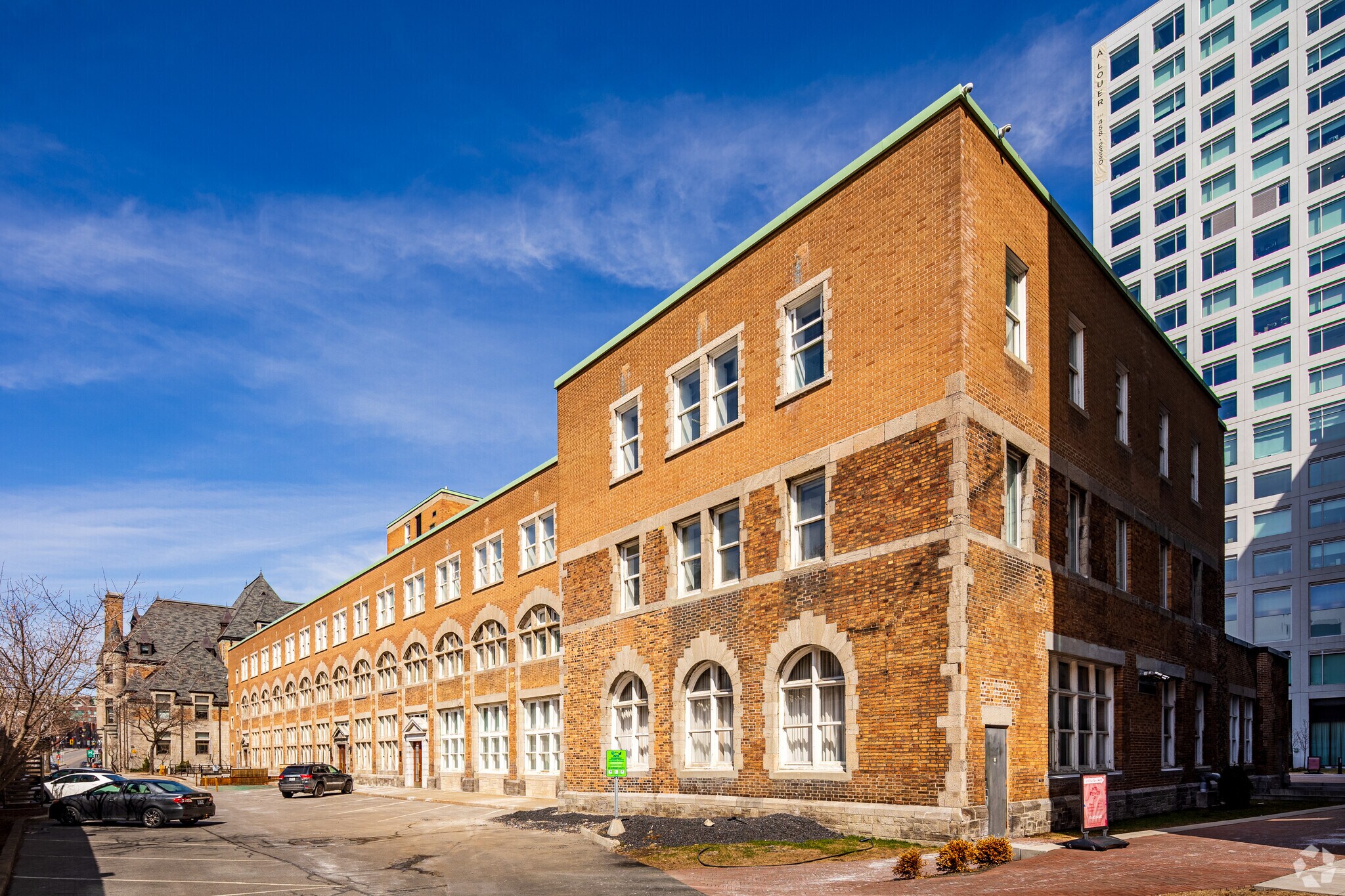 755 Rue Berri, Montréal, QC à louer Photo de l’immeuble– Image 1 sur 4