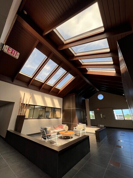 4649 Ponce de Leon Blvd, Coral Gables, FL à louer - Photo de l’immeuble – Image 2 sur 5