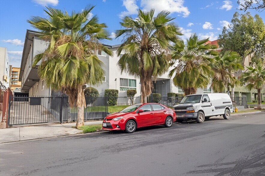 5427 Carlton Way, Los Angeles, CA à vendre - Photo de l’immeuble – Image 2 sur 14