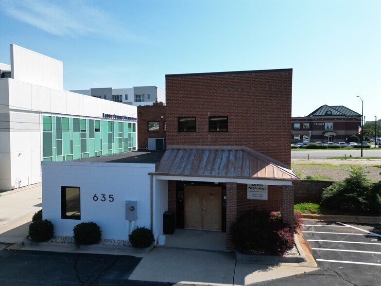 635 N Main St, High Point, NC à louer - Photo de l’immeuble – Image 2 sur 12
