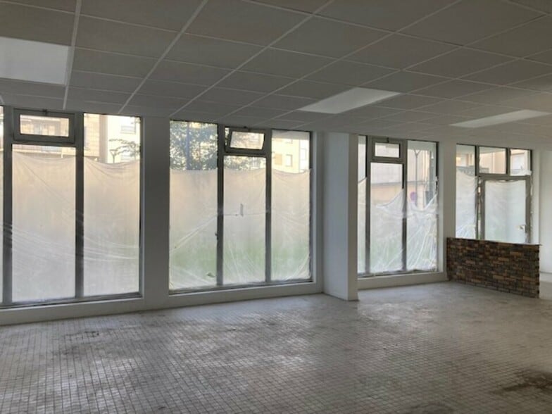 Local commercial dans Trappes à louer - Photo intérieure – Image 1 sur 9