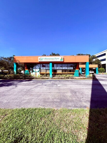 130 S Entrada Ave, Port Saint Lucie, FL à vendre - Photo de l’immeuble – Image 2 sur 8