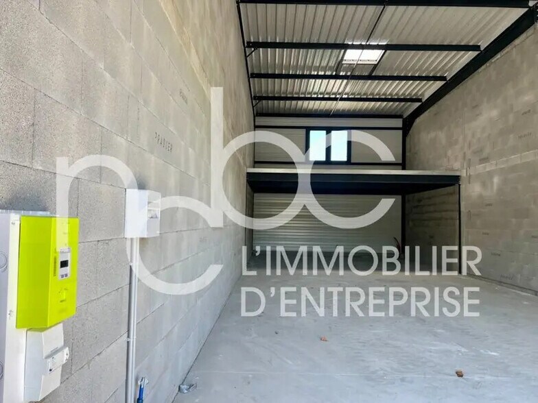 Local d’activités dans Saint-Germain-Nuelles à louer - Photo de l’immeuble – Image 2 sur 8