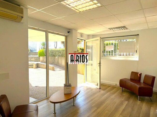 Plus de détails pour Local commercial à vendre