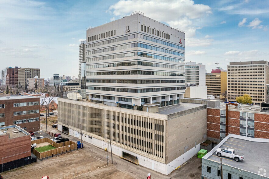 10025 106th St NW, Edmonton, AB à louer - Photo de l’immeuble – Image 2 sur 7
