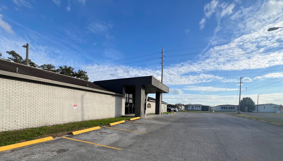 7008 Jason Dr, Zephyrhills, FL à vendre - Photo de l’immeuble – Image 2 sur 13