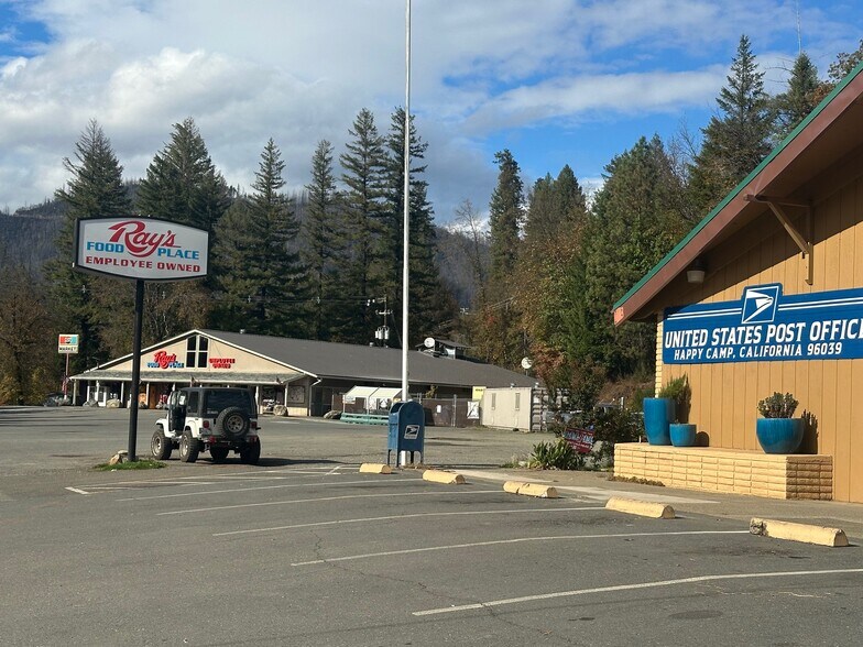 143 Davis Rd, Happy Camp, CA à vendre - Photo de l’immeuble – Image 2 sur 31