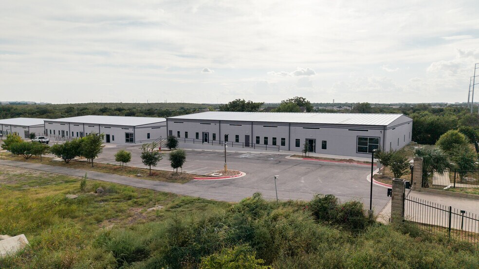 3127 E Howard Ln, Manor, TX à vendre - Photo de l’immeuble – Image 2 sur 10