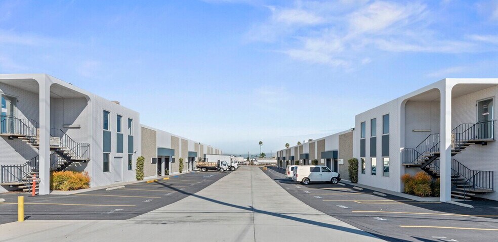 1653-1679 E 28th St, Signal Hill, CA à louer - Photo de l’immeuble – Image 2 sur 7