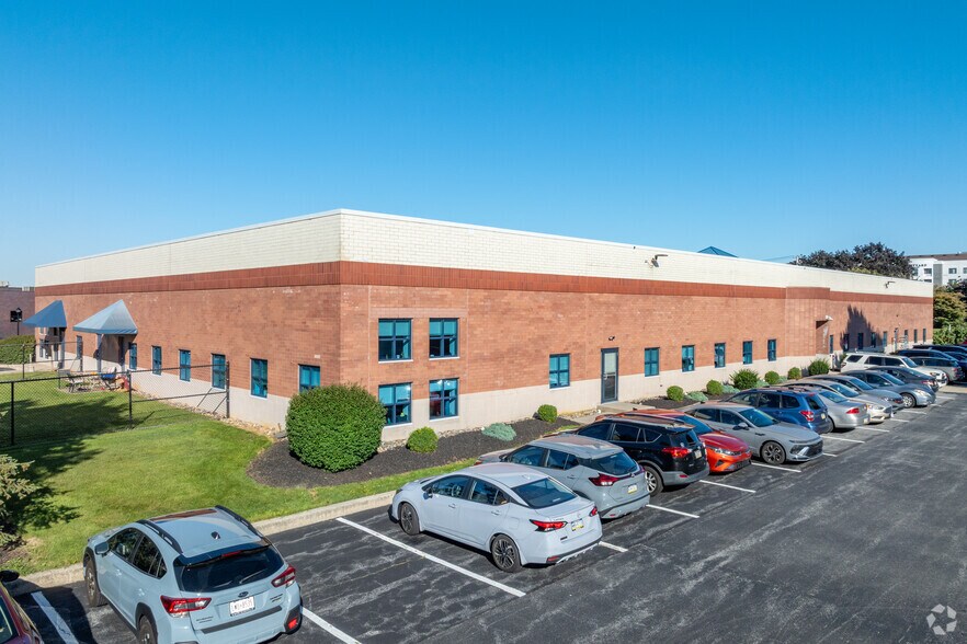 1808 Colonial Village Ln, Lancaster, PA à louer - Photo principale – Image 1 sur 5