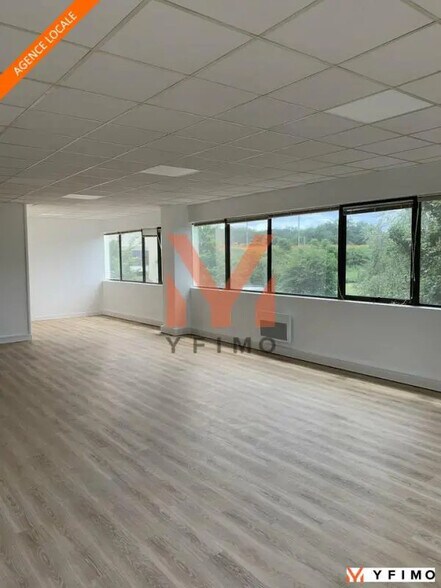 Bureau dans Poissy à louer - Photo de l’immeuble – Image 1 sur 5