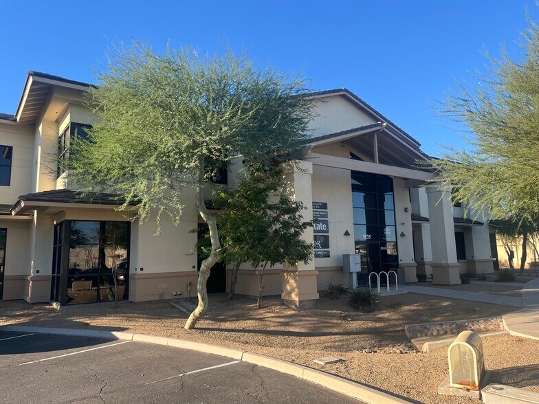 1835 W Chandler Blvd, Chandler, AZ à louer - Photo de l’immeuble – Image 2 sur 11