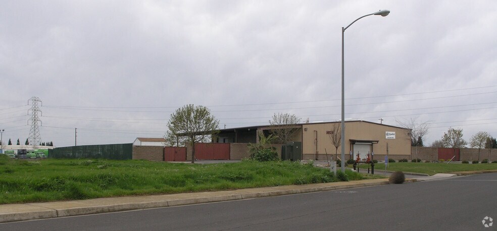 5920 Outfall Cir, Sacramento, CA à louer - Photo de l’immeuble – Image 3 sur 13