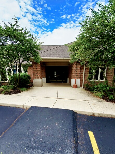4000 Parkmead Dr, Grove City, OH à louer - Photo de l’immeuble – Image 2 sur 9