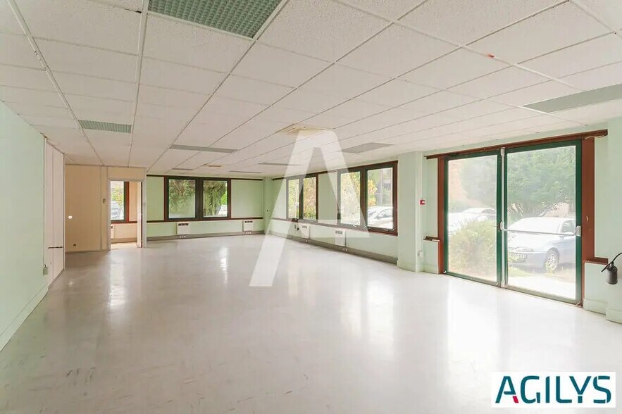 Local d’activités dans Orsay à louer - Photo de l’immeuble – Image 1 sur 9