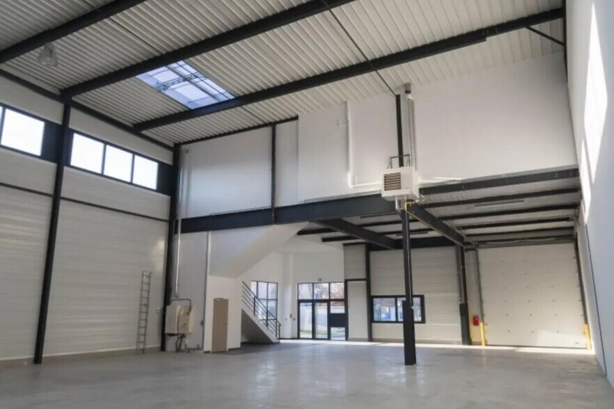 Local d'activités dans Rillieux-la-Pape à vendre - Photo de l’immeuble – Image 2 sur 4