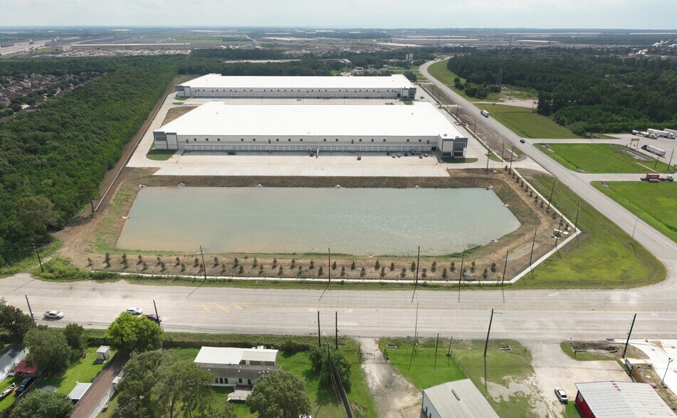 5814 N Highway 146, Baytown, TX à louer - Photo de l’immeuble – Image 3 sur 4