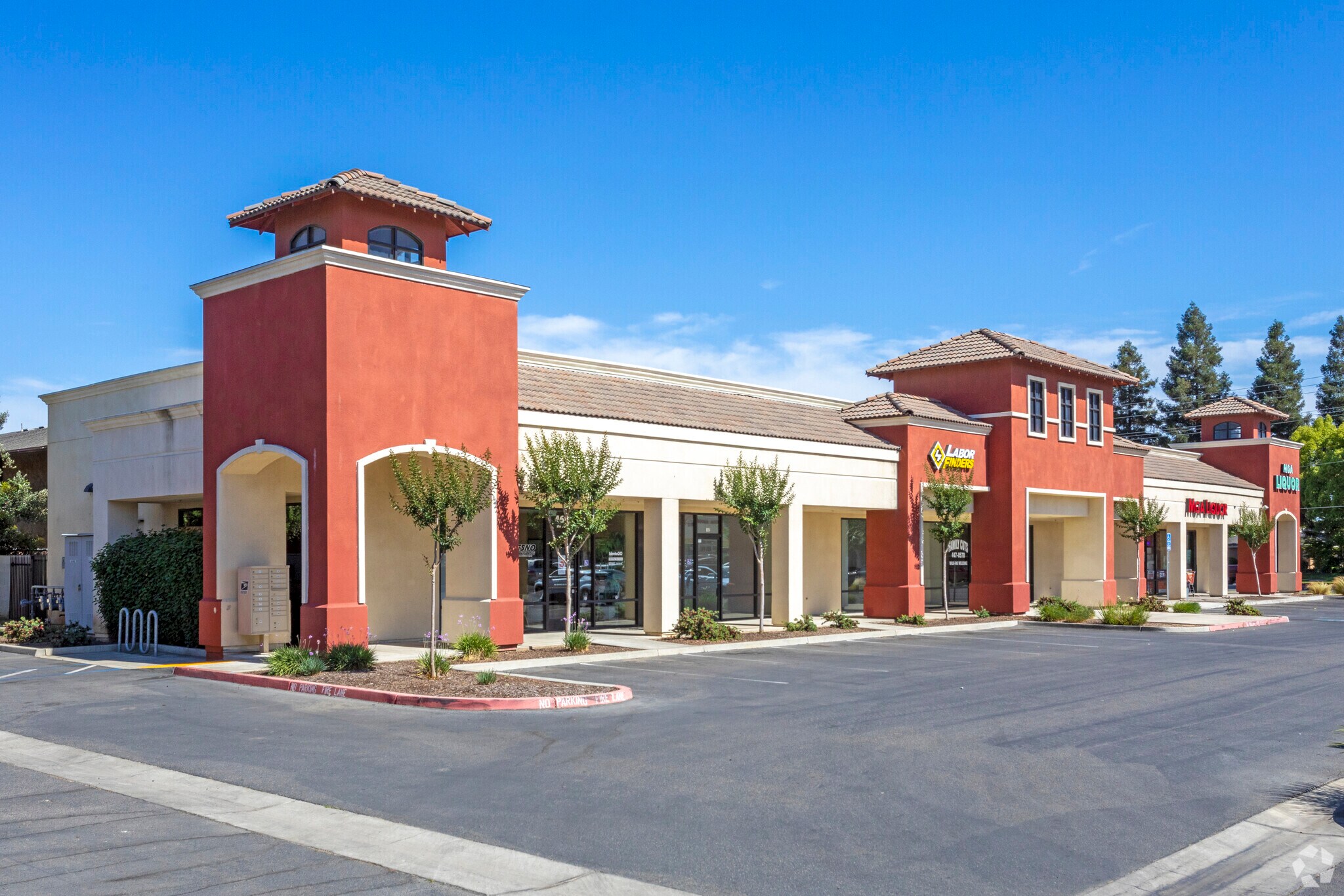 468 E Bullard Ave, Fresno, CA à louer Photo principale– Image 1 sur 6