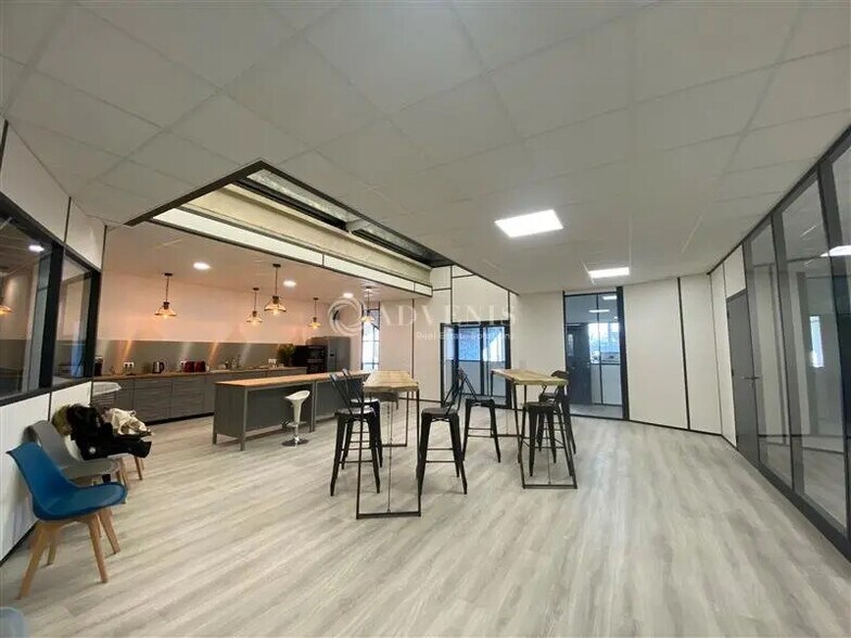 Bureau dans Montigny-le-Bretonneux à louer - Photo de l’immeuble – Image 3 sur 8