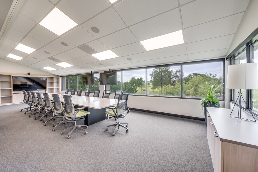 300 Decker Dr, Irving, TX à louer - Photo de l’immeuble – Image 3 sur 12