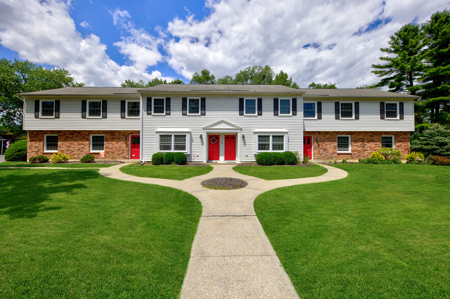 565 Bay Rd, Queensbury, NY à louer - Photo de l’immeuble – Image 1 sur 13