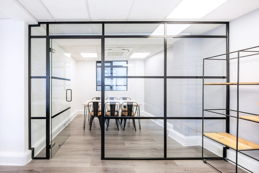 129-131 Oxford St, Londres à louer - Photo de l’immeuble – Image 3 sur 4