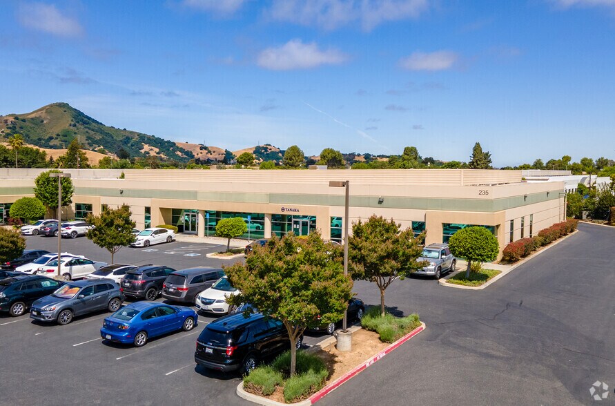235 Vineyard Ct, Morgan Hill, CA à louer - Photo de l’immeuble – Image 1 sur 3
