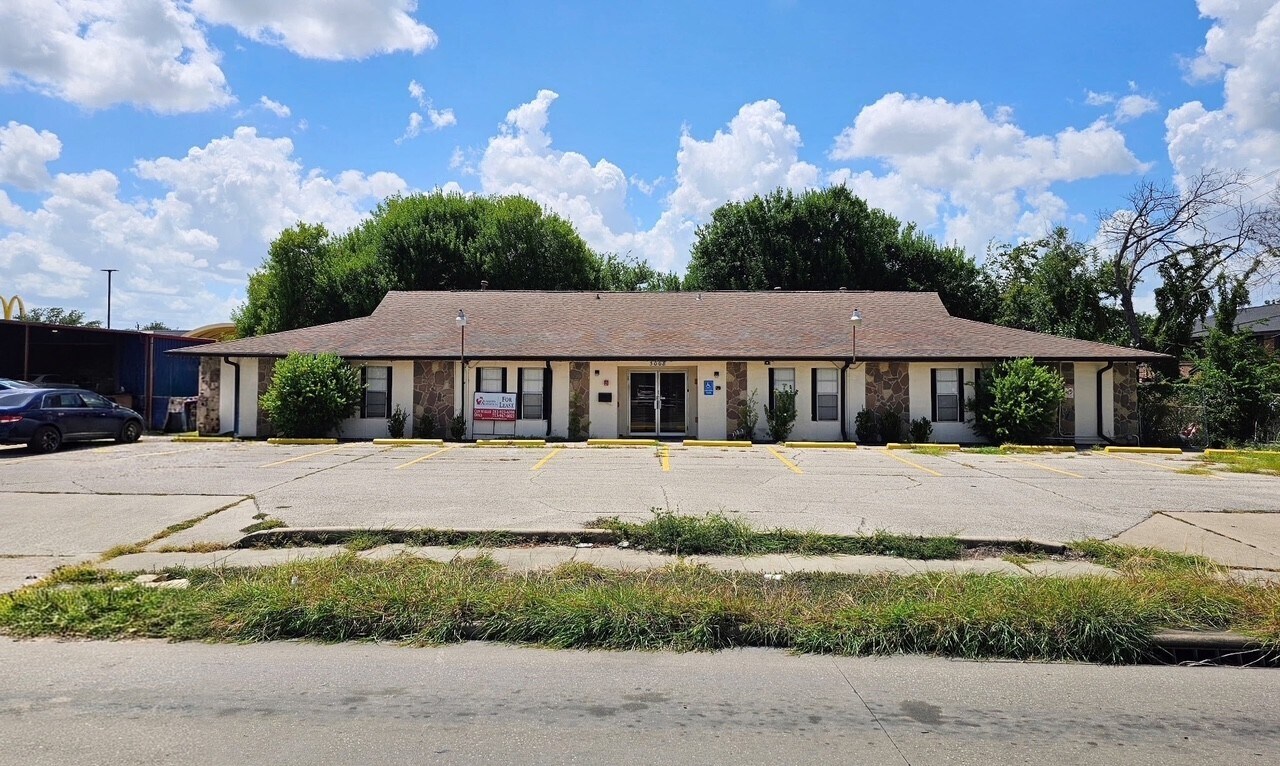 3008 Strawberry Rd, Pasadena, TX à louer Photo de l’immeuble– Image 1 sur 2