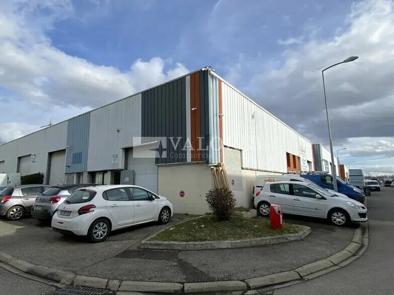 Local d’activités dans Vénissieux à louer - Photo de l’immeuble – Image 2 sur 10