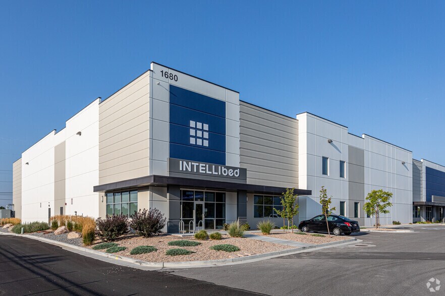 1680 S Distribution Dr, Salt Lake City, UT à louer - Photo de l’immeuble – Image 1 sur 2