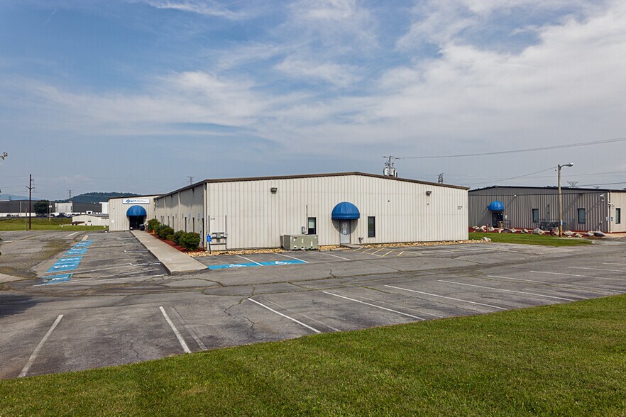 2238 E Fairview Ave, Johnson City, TN à louer - Photo de l’immeuble – Image 2 sur 3