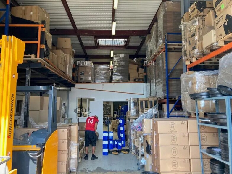 Local d'activités dans Boissy-Saint-Léger à vendre - Photo de l’immeuble – Image 2 sur 14