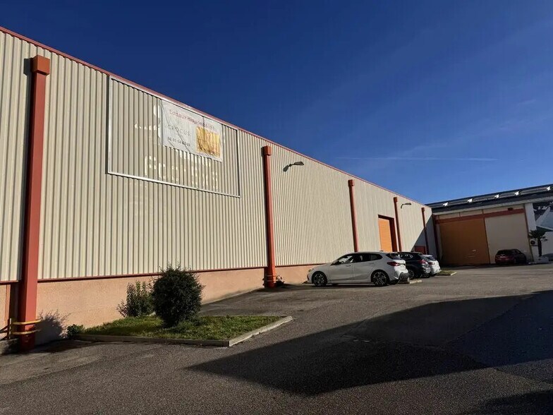 Local d’activités dans Mions à louer - Photo de l’immeuble – Image 2 sur 7