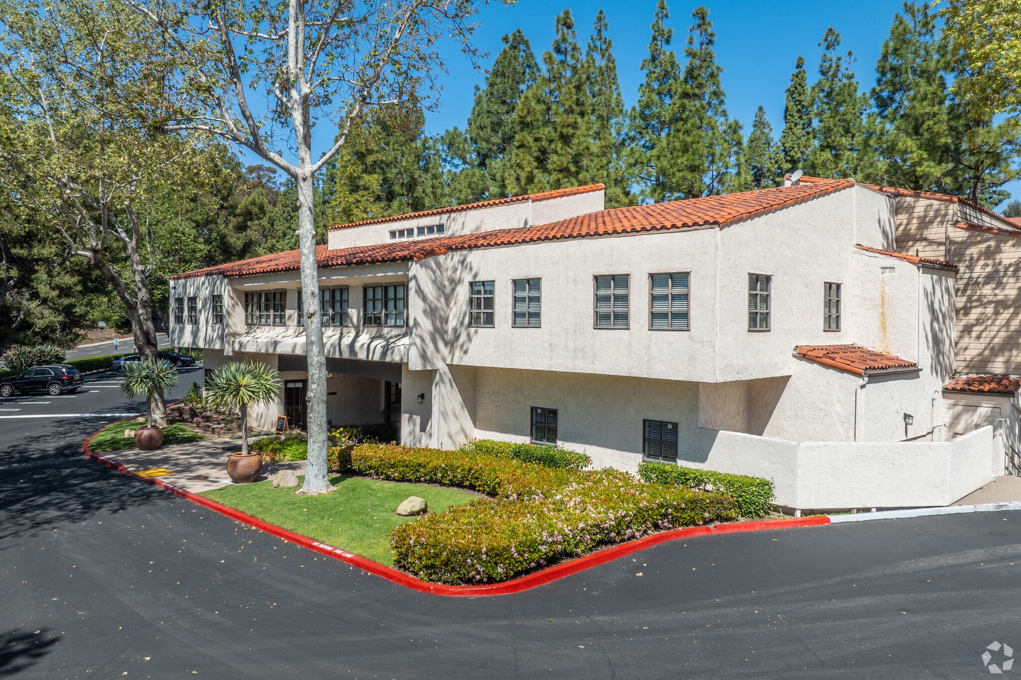 27001 La Paz Rd, Mission Viejo, CA à louer Photo de l’immeuble– Image 1 sur 12