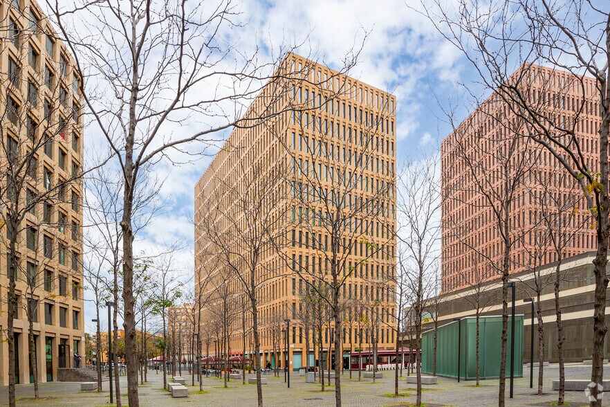 Avinguda del Carrilet, L'Hospitalet de Llobregat, Barcelona à louer - Photo de l’immeuble – Image 2 sur 3