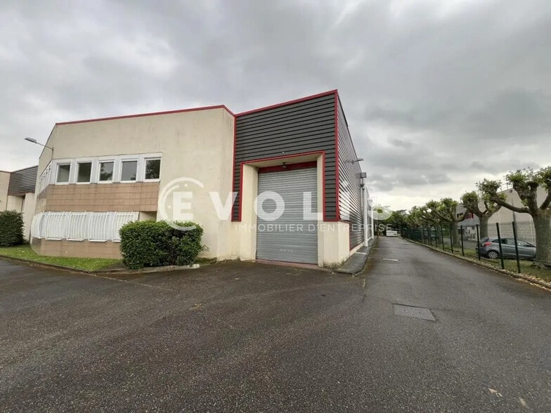 15 Rue Jean Zay, Saint-Priest à louer - Photo de l’immeuble – Image 3 sur 14