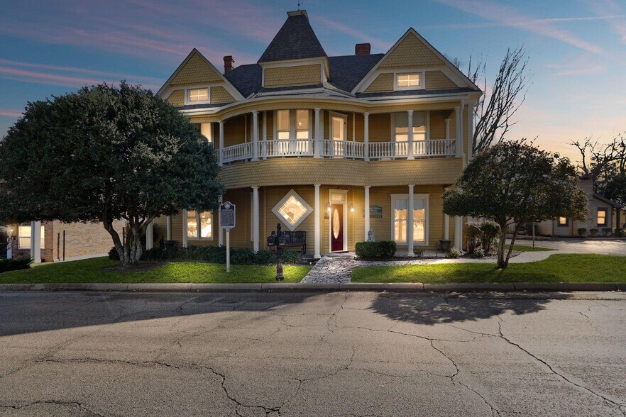 123 W Doyle St, Granbury, TX à vendre - Photo de l’immeuble – Image 1 sur 14