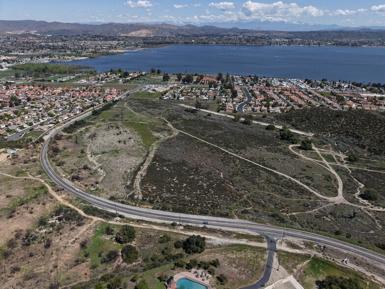 32356 Shoreline dr, Lake Elsinore, CA à vendre - Photo principale – Image 1 sur 7