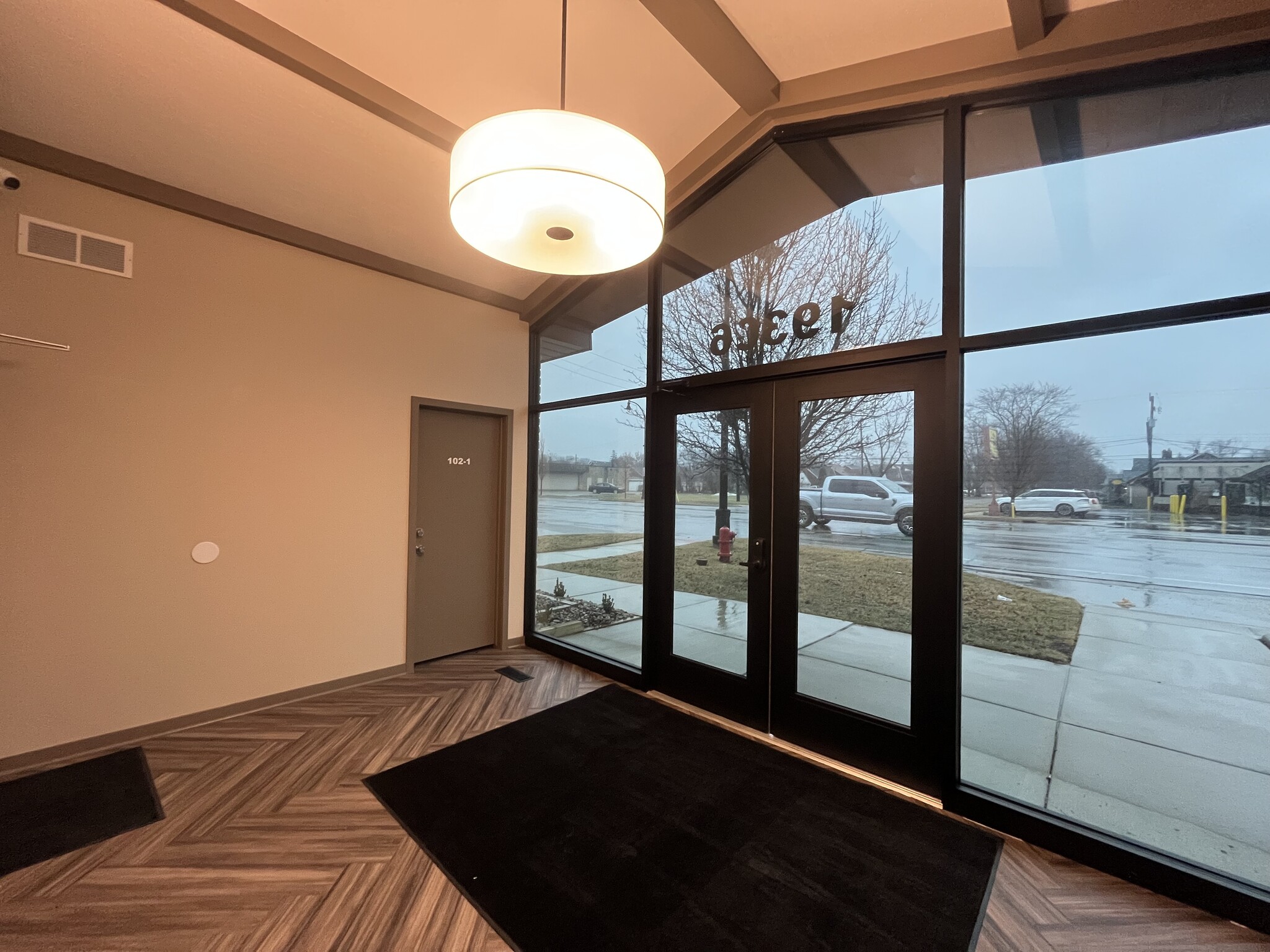 19306 Ecorse Rd, Allen Park, MI à louer Hall d’entrée– Image 1 sur 10