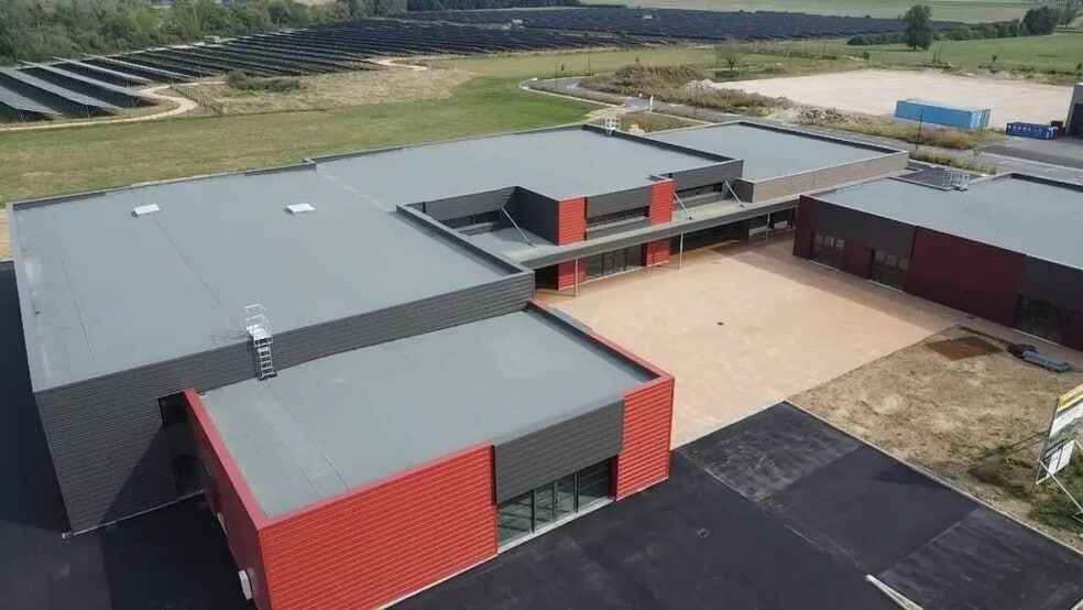 Local d’activités dans Sennecey-le-Grand à louer - Photo de l’immeuble – Image 1 sur 5