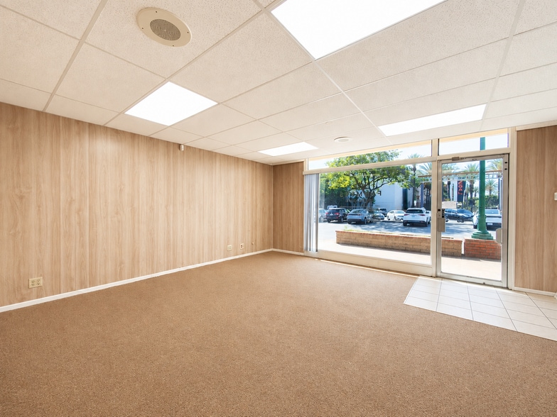 220-228 S Glendora Ave, West Covina, CA à louer - Photo de l’immeuble – Image 2 sur 8